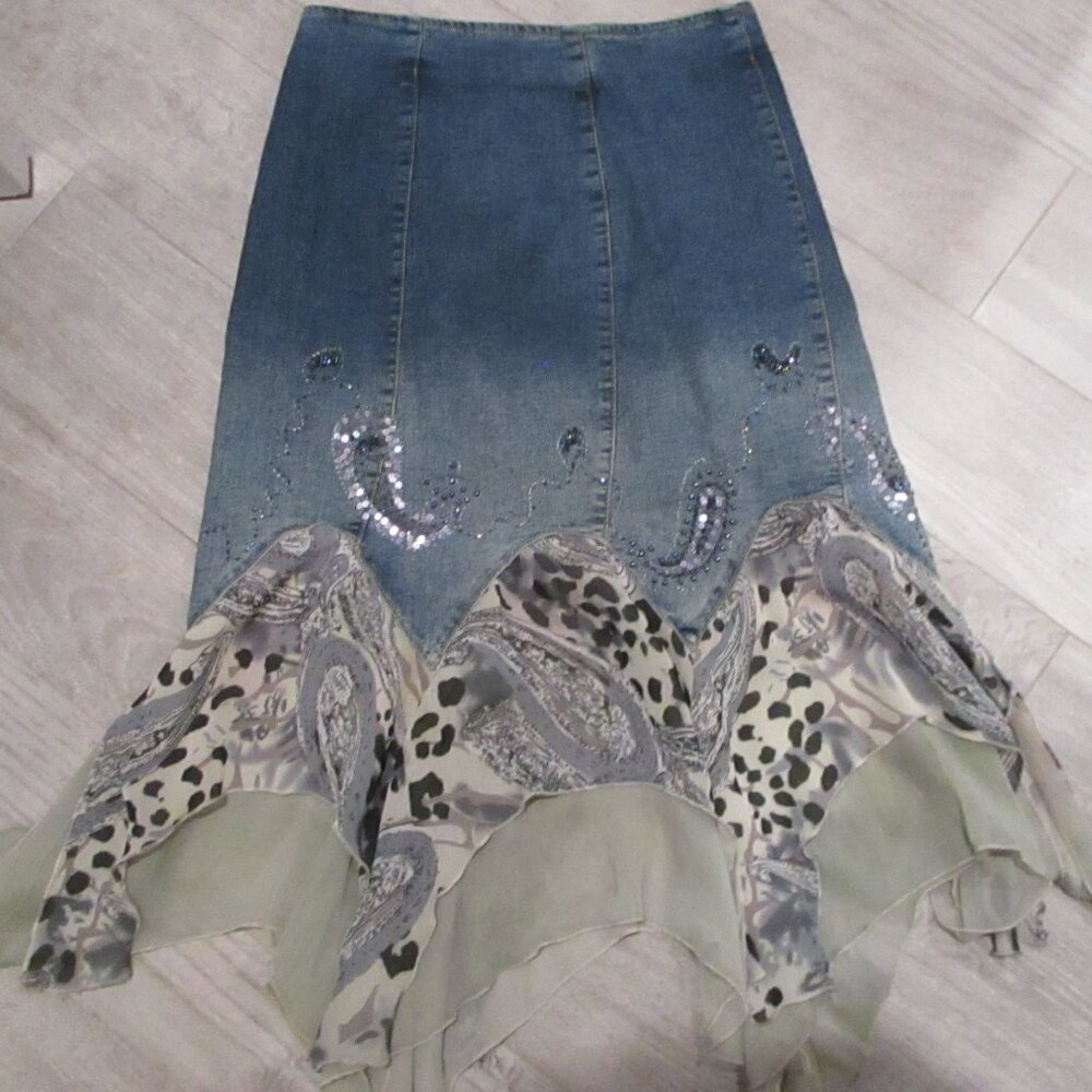 Chagall sz 6 denim skirt with fancy botton  very unusual funky with beads